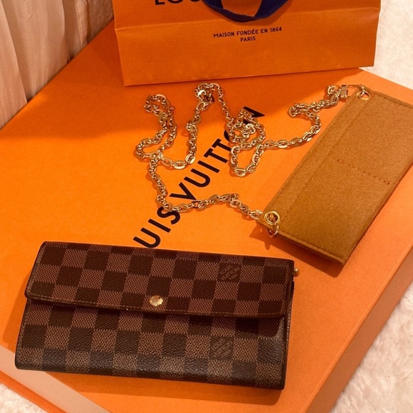 💯% Authentic Louis Vuitton Damier Ebene International Wallet✨ - Picture 4 of 10